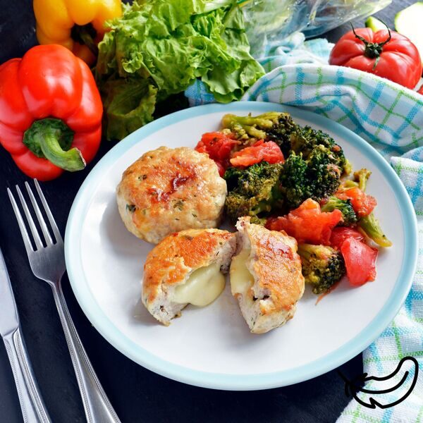 6. Куриные котлетки с моцареллой и овощами
